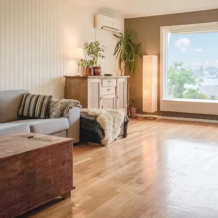 4 Bedroom Cozy In 斯图尔